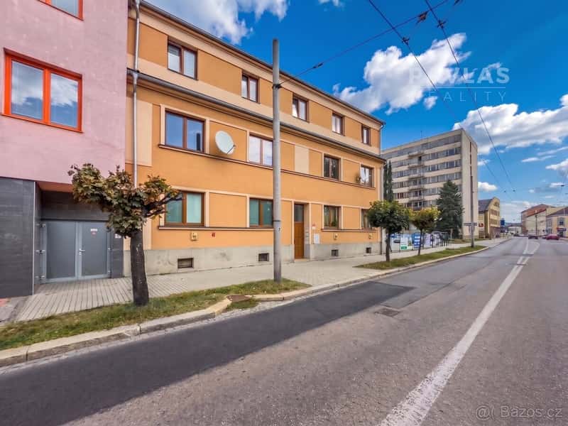 Prodej prostorného bytu 3+1 s balkonem, zahradou a velkým sk