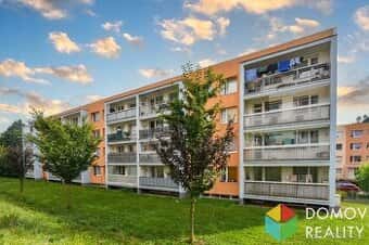 Světlý byt 3+1 se zasklenou lodžií,  Jílové u Prahy