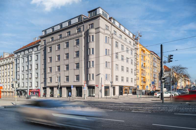 Jeseniova 93