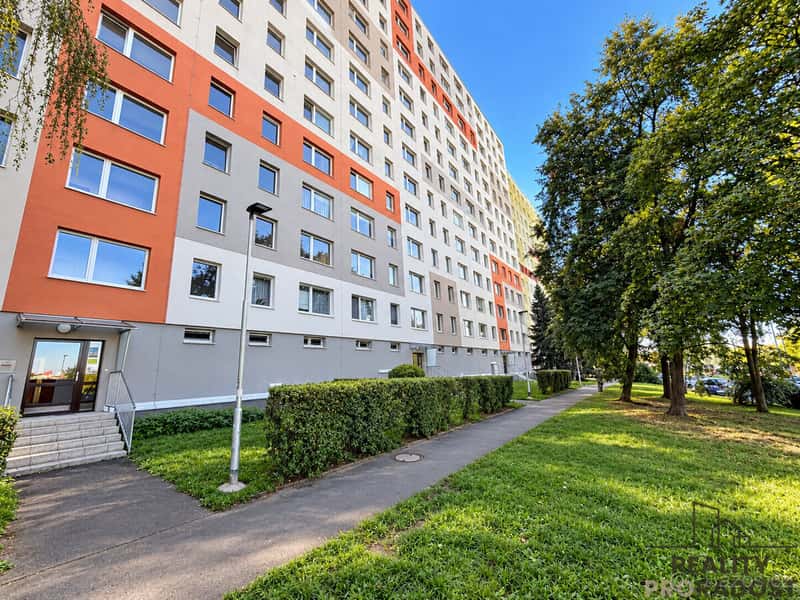 Prodej bytu 3+1 se zasklenou lodžií, 75 m², Praha 15 – Hosti