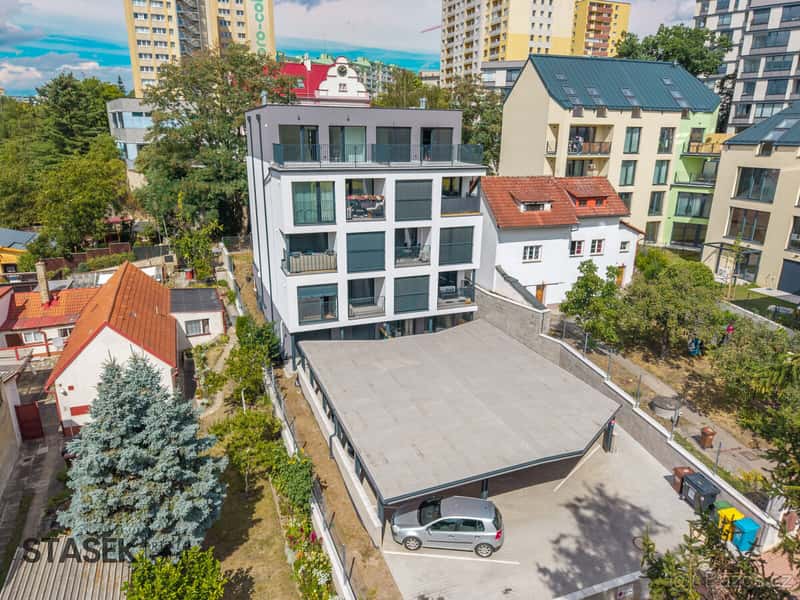 Prodej moderního bytu 3+kk s obrovskou terasou – Praha Stříž
