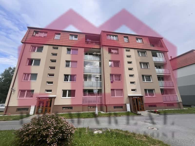 Prodej bytu 2+kk ve 4.patře menšího panelového domu ve Vrati
