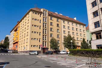 Prodej prostorného bytu 2+kk (101,99 m²) s lodžií a sklepem