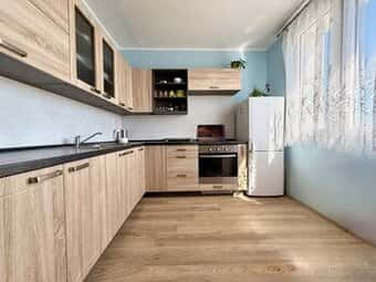 Vybavený byt 2+1 s garáží a skladem (celková plocha 80 m²),