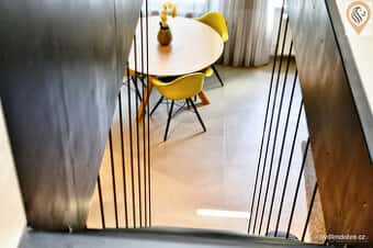 Mezonetový byt 2kk, 62m2, klimatizace, vybavení, p. stání, u